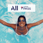 mulher sorrindo em uma piscina com logo All e Latam Pass