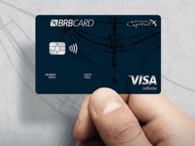 mão segurando um cartão BRB Card