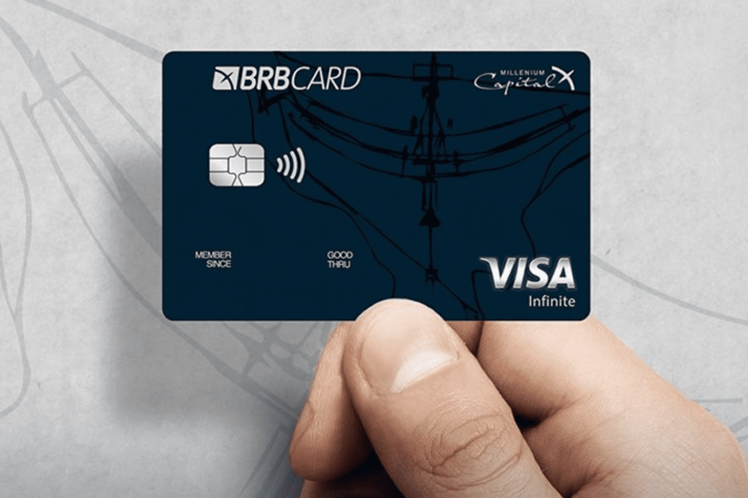 mão segurando um cartão BRB Card