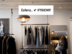 Araras de roupas com logo Esfera e Insider