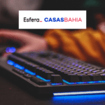 teclado de computador luminoso com logo Esfera e Casas Bahia