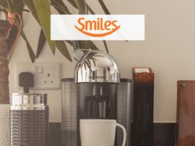 cafeteira com logo Smiles