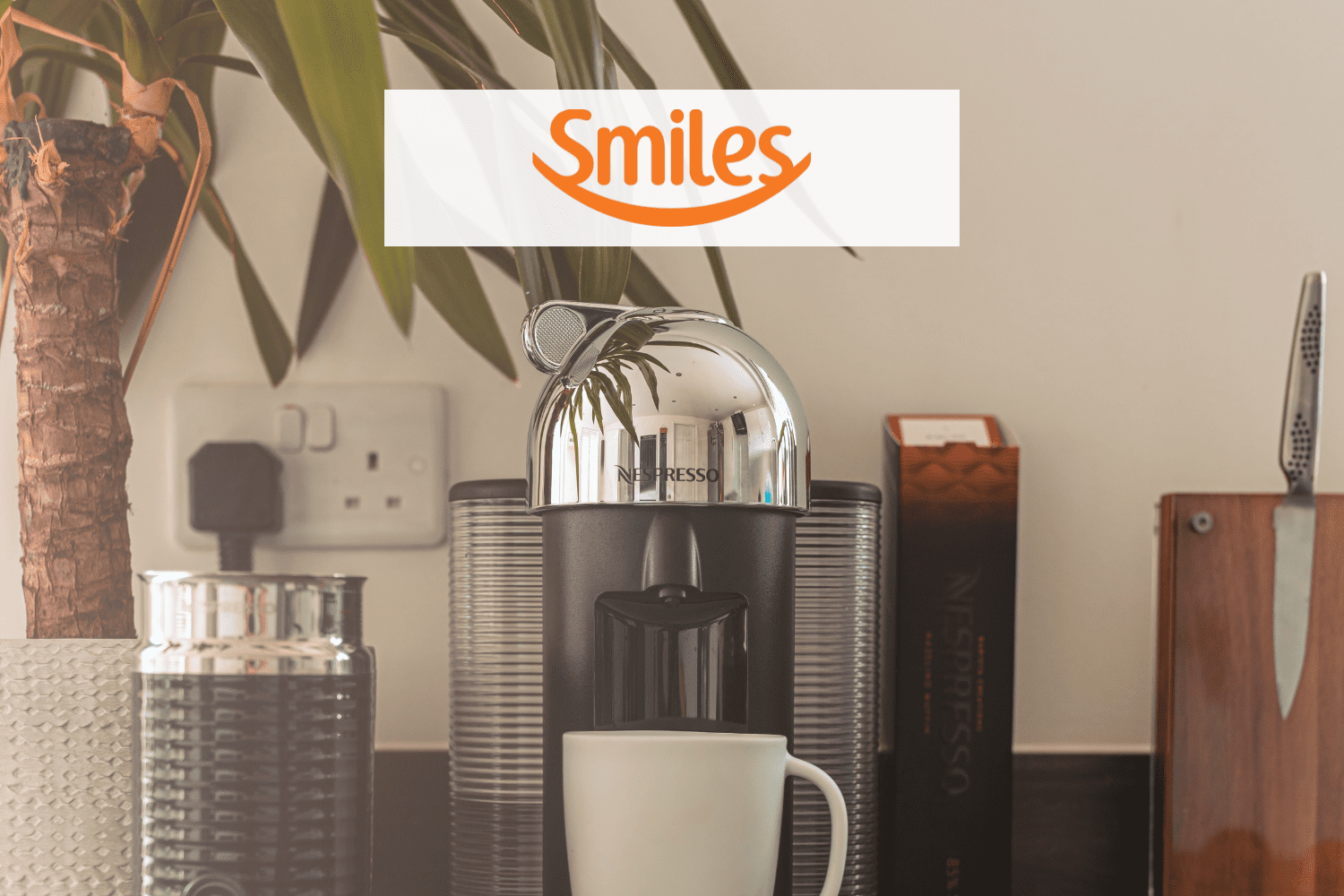 cafeteira com logo Smiles