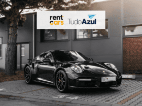 carro preto com logo Rentcars TudoAzul