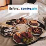 café da manhã na cama de hotel com logo Esfera e Booking