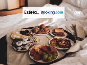 café da manhã na cama de hotel com logo Esfera e Booking