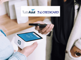 pessoa passando o cartão de crédito por aproximação com logo TudoAzul e Credicard
