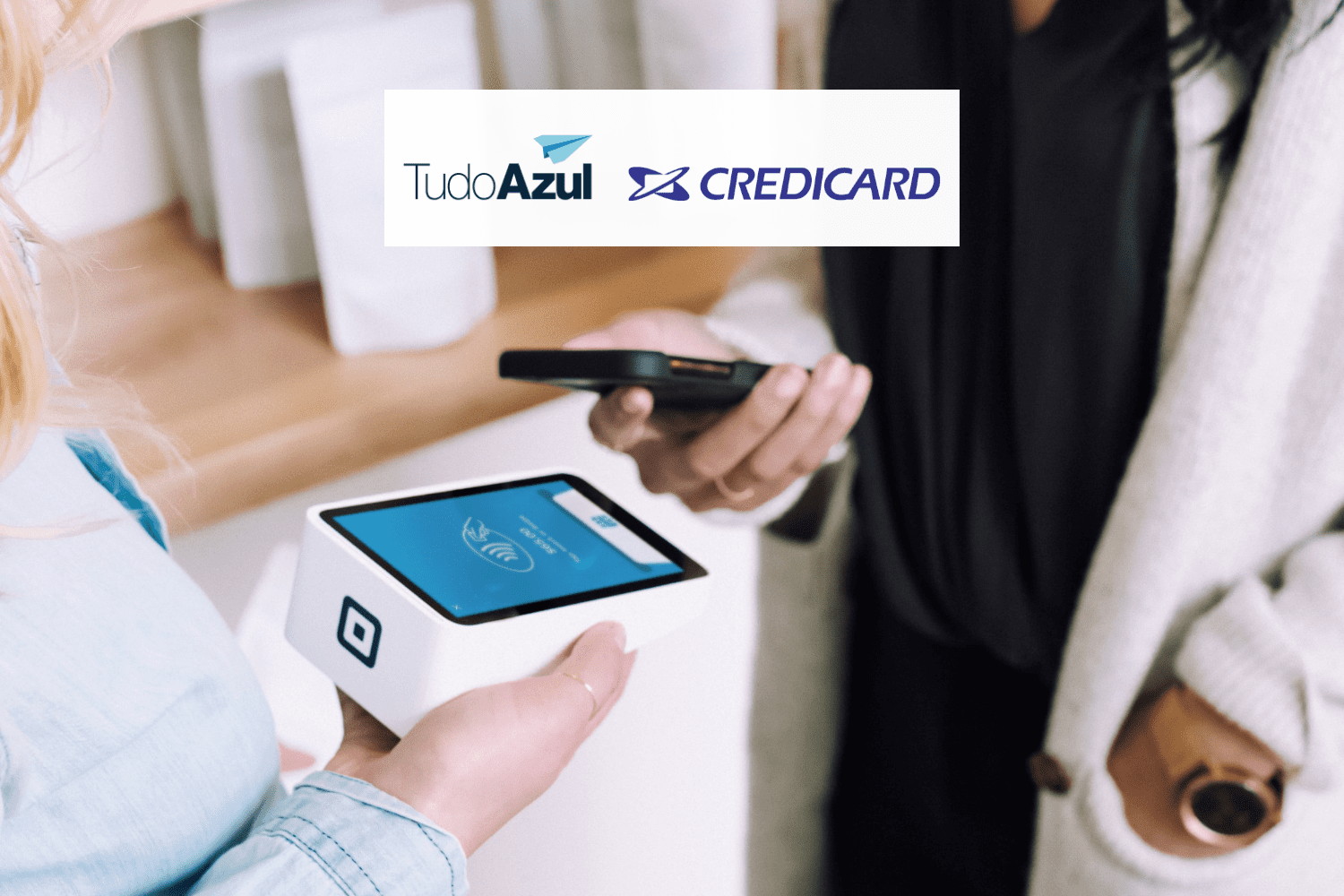 pessoa passando o cartão de crédito por aproximação com logo TudoAzul e Credicard