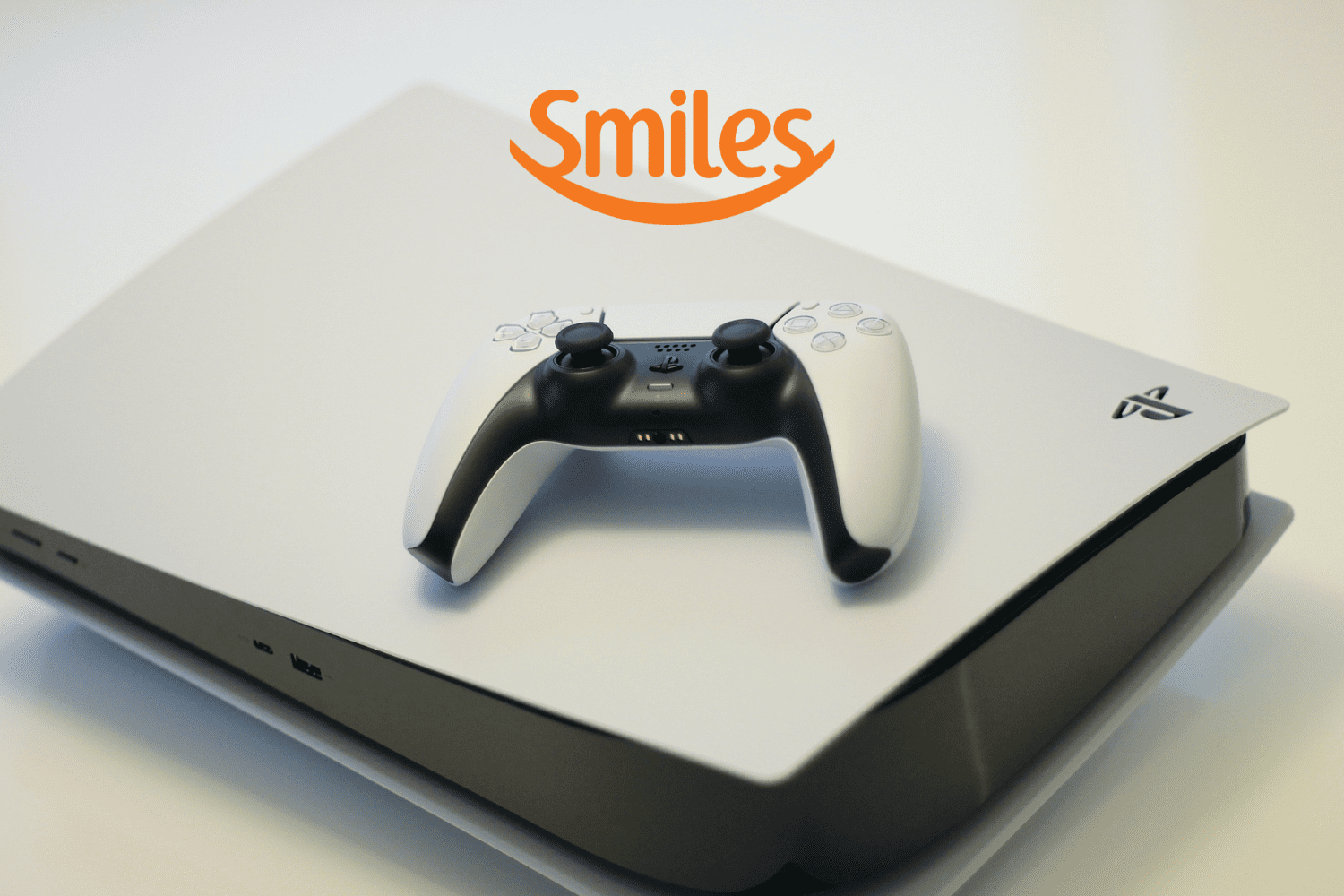 playstation 5 com a logo da Smiles