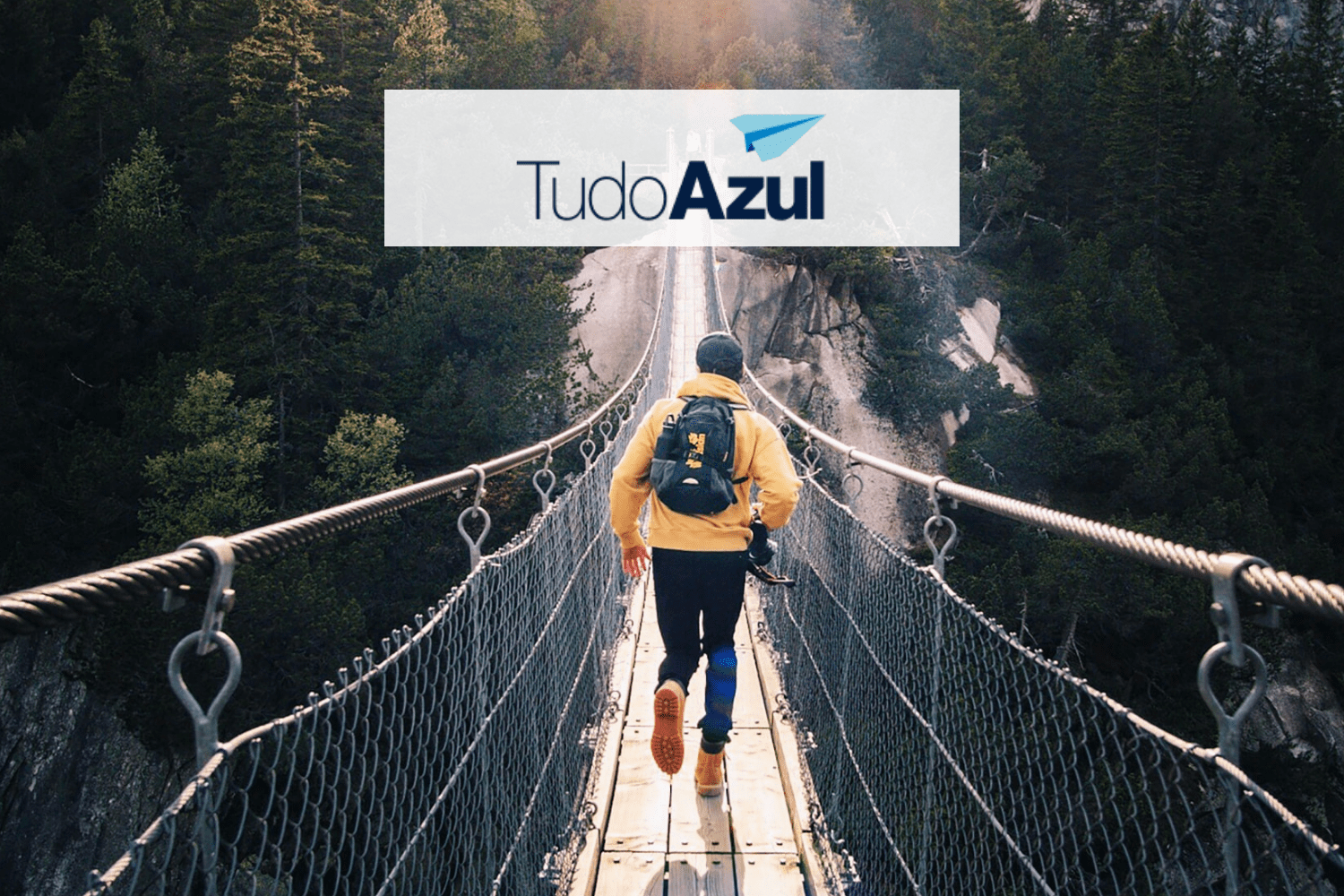 Homem correndo em uma ponte com a logo TudoAzul