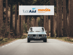 Carro azul com a logo TudoAzul e Movida