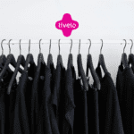 cabide de roupas pretas com logo Livelo
