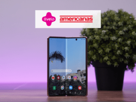 Samsung Galaxy Z Fold em frente a um jarro de planta com logo Livelo e Americanas