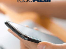 mão segurando celular e cartão de crédito com logo TudoAzul