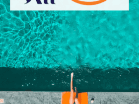 Mulher branca com os pés na piscina com logo All e SMiles