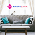sofá de uma sala com logo Livelo e Casas Bahia