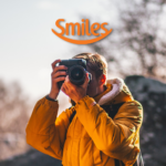 Homem fotografando com logo Smiles