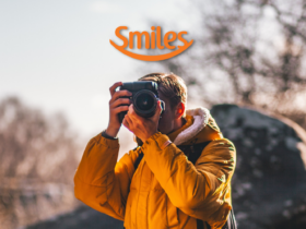 Homem fotografando com logo Smiles