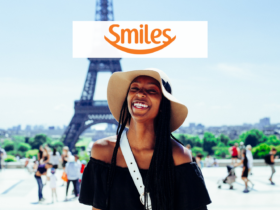 Mulher preta sorrindo em Paris com logo Smiles