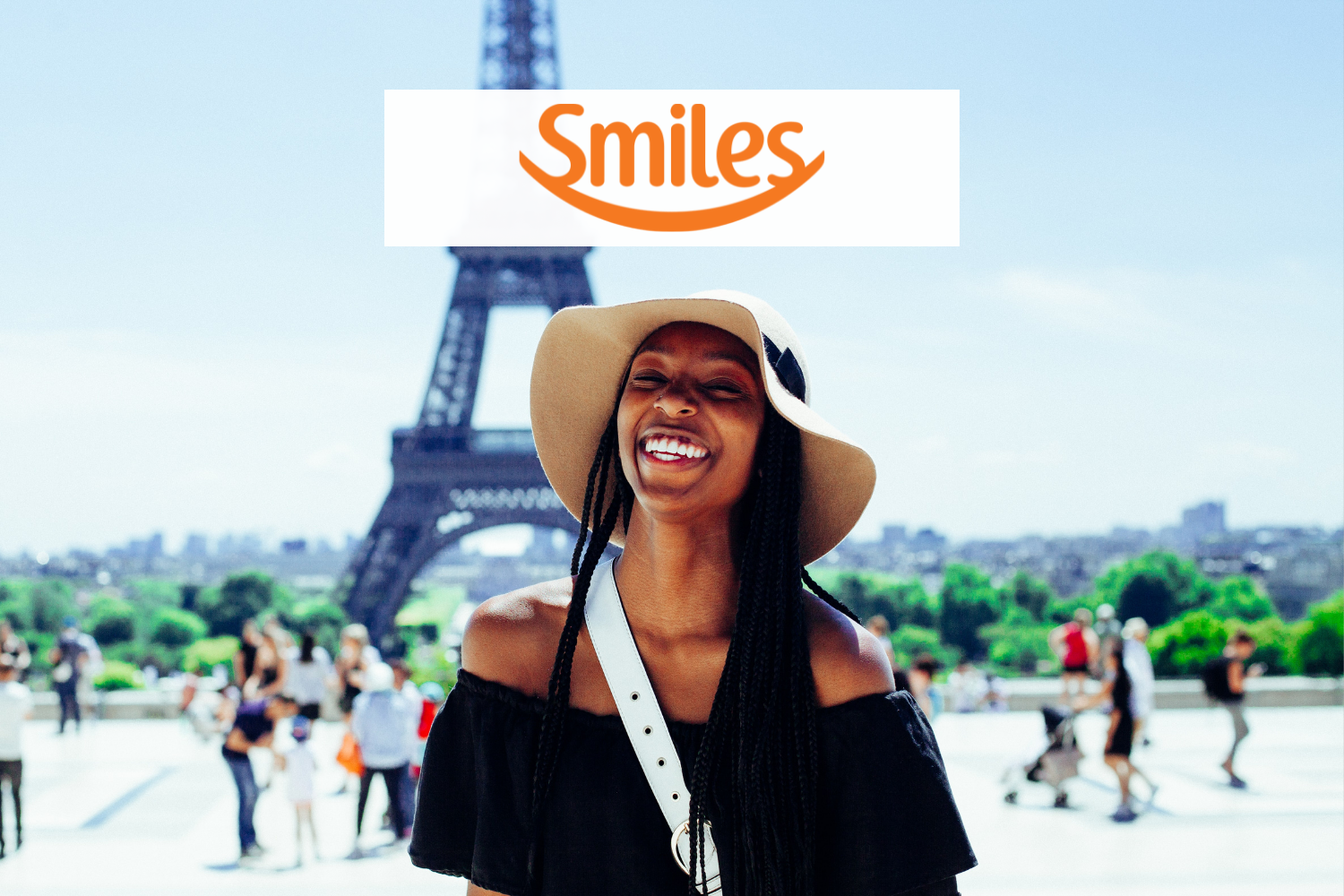 Mulher preta sorrindo em Paris com logo Smiles