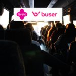 Pessoas no ônibus com logo Livelo Buser