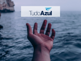 Mão estendida para o mar com logo TudoAzul