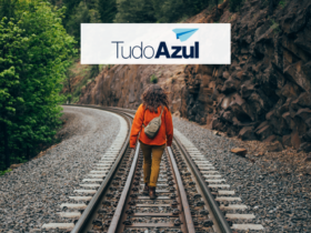 mulher andando em uma linha de trem com logo TudoAzul
