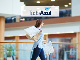 Mulher branca fazendo compras com logo TudoAzul
