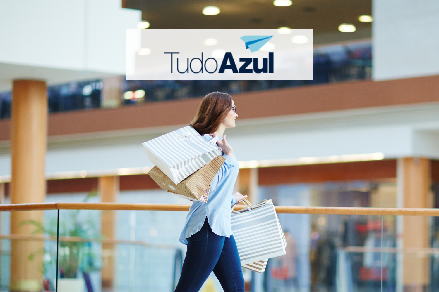 Mulher branca fazendo compras com logo TudoAzul