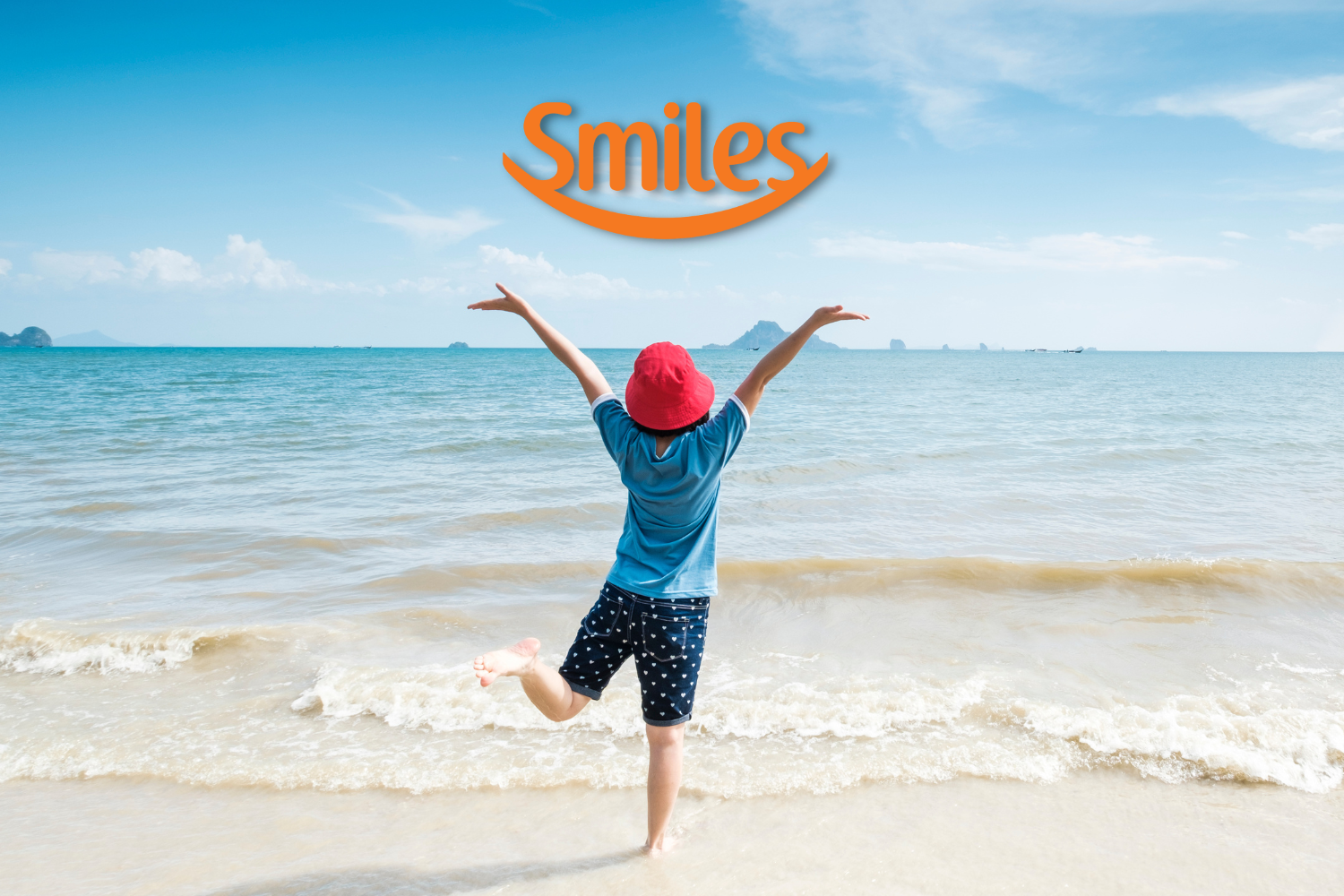 Criança pulando olhando a praia com logo Smiles
