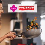 Mulher cozinhando com uma panela com logo Livelo Polishop