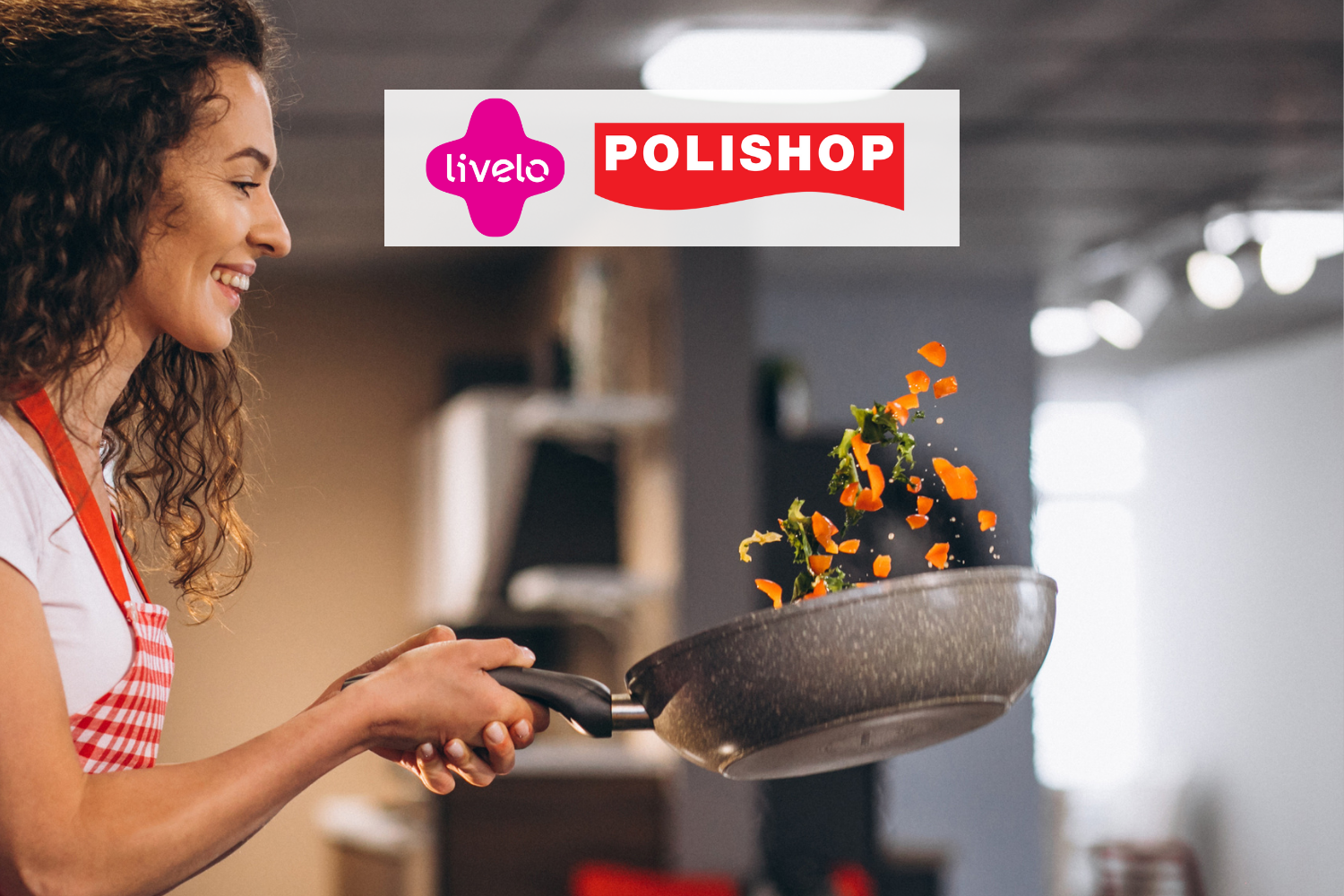 Mulher cozinhando com uma panela com logo Livelo Polishop