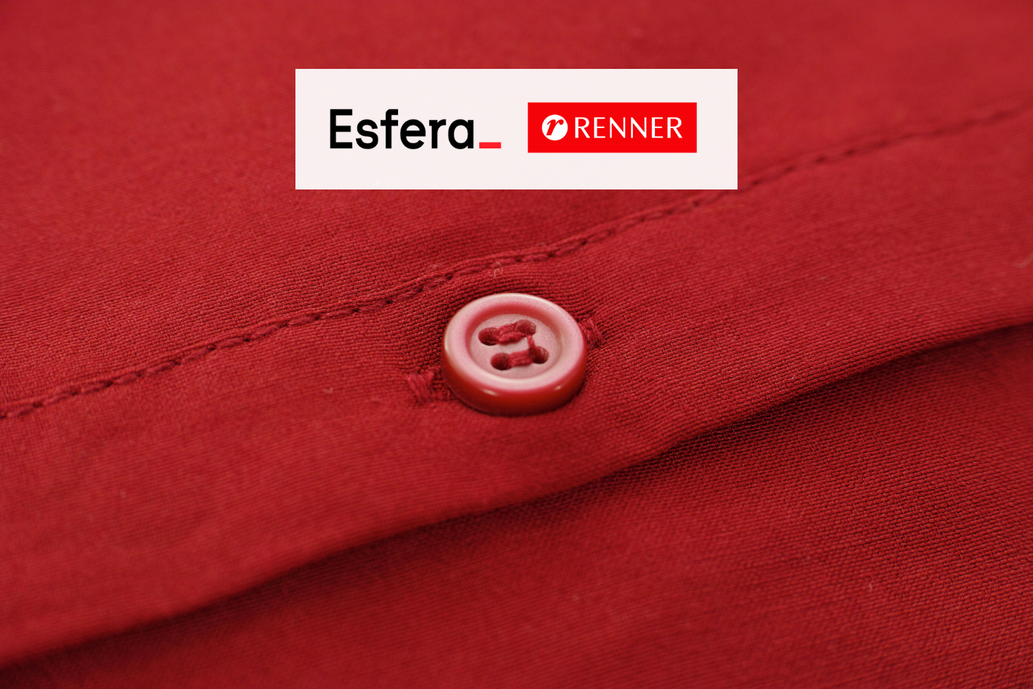 botão de uma roupa vermelha com logo Esfera e Renner