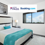 Quarto de hotel com logo Latam Pass e Booking