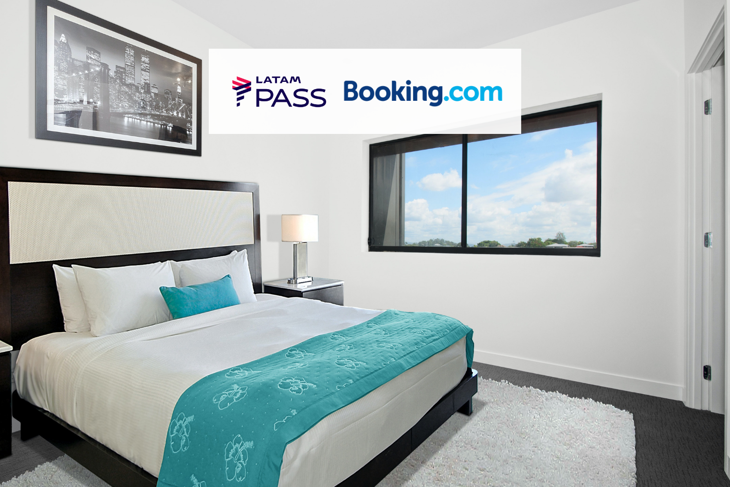 Quarto de hotel com logo Latam Pass e Booking