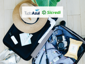 Mala de viagem com roupas e acessórios com logo TudoAzul e Sicredi