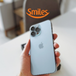 iphone 13 pro max com logo da Smiles