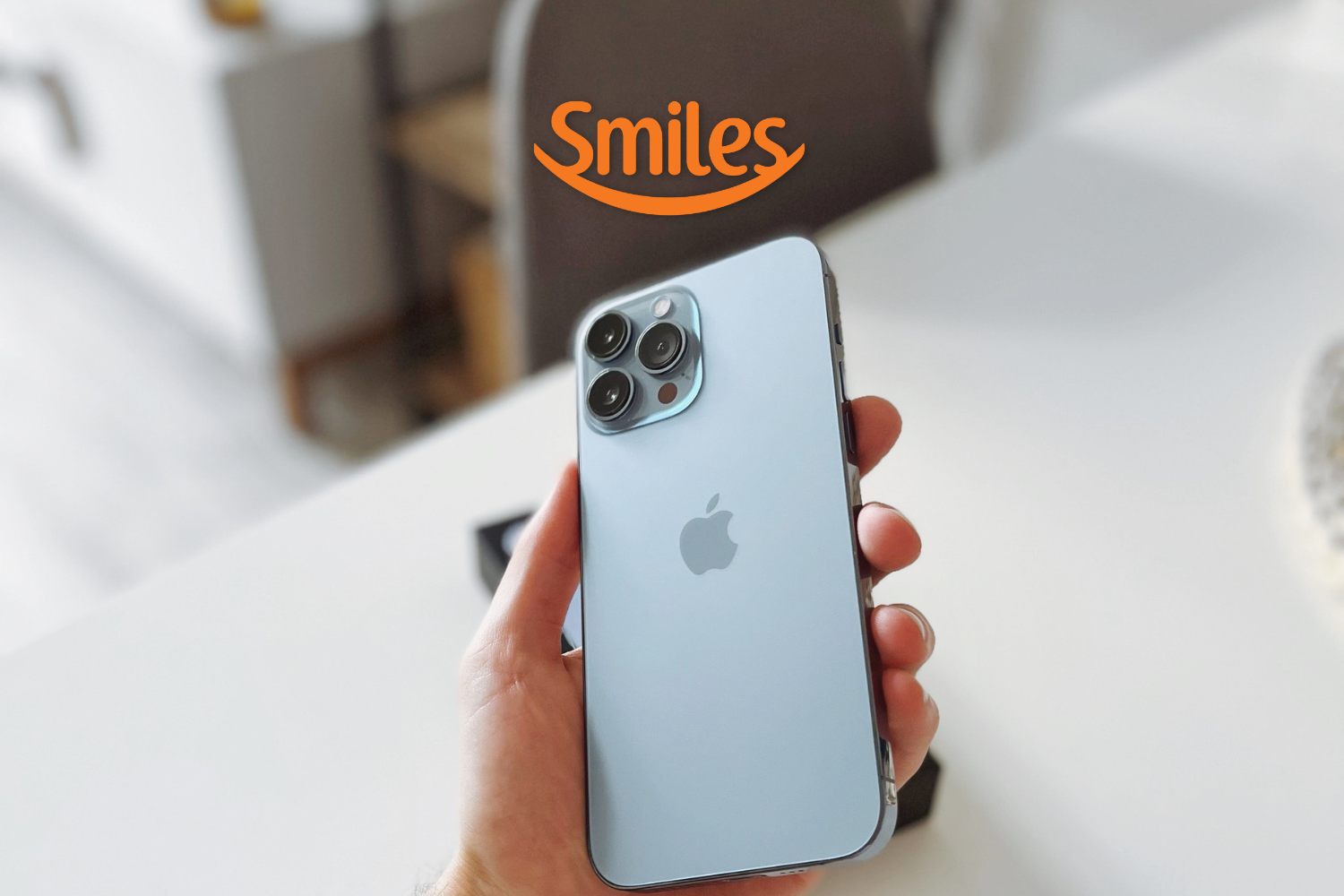 iphone 13 pro max com logo da Smiles