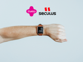 relógio de pulso marcando horário com logo Livelo e Seculus