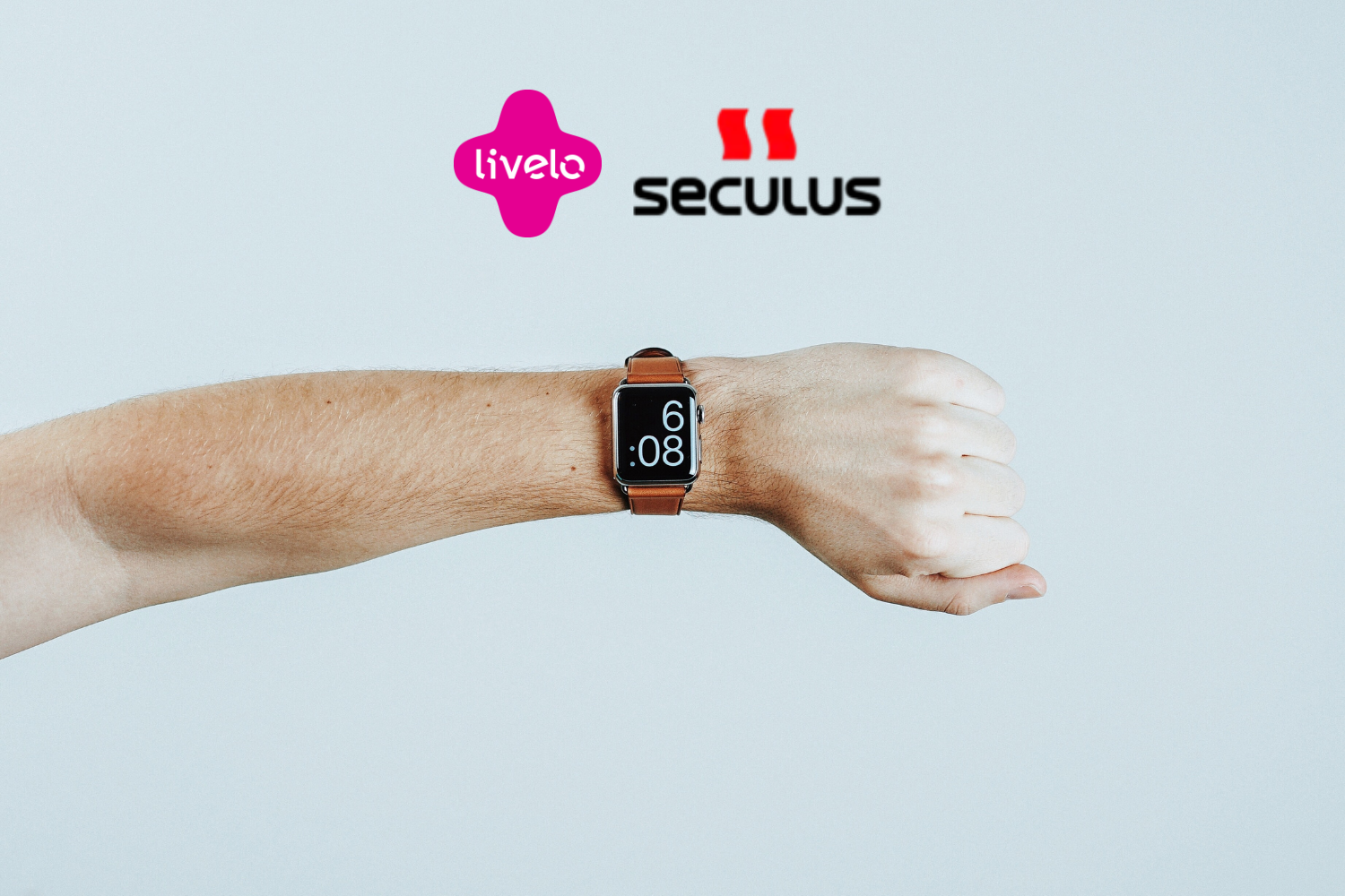 relógio de pulso marcando horário com logo Livelo e Seculus