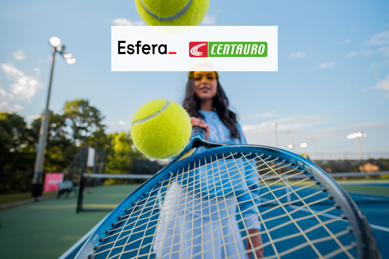 mulher com raquete de tênis com logo esfera e Centauro