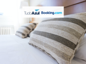 Cama de quarto de hotel com logo tudoazul booking