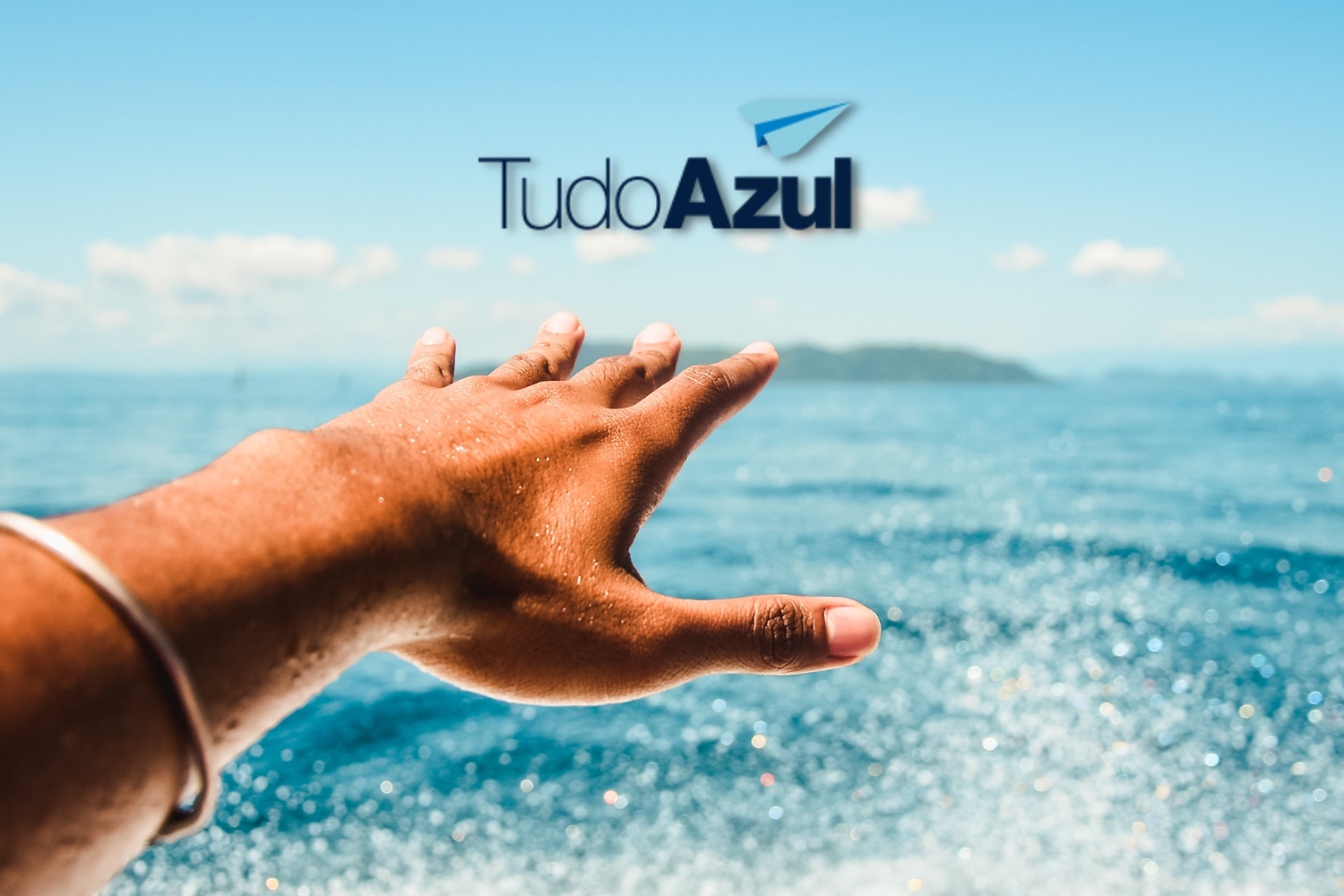 mão apontando para o mar com logo TudoAzul