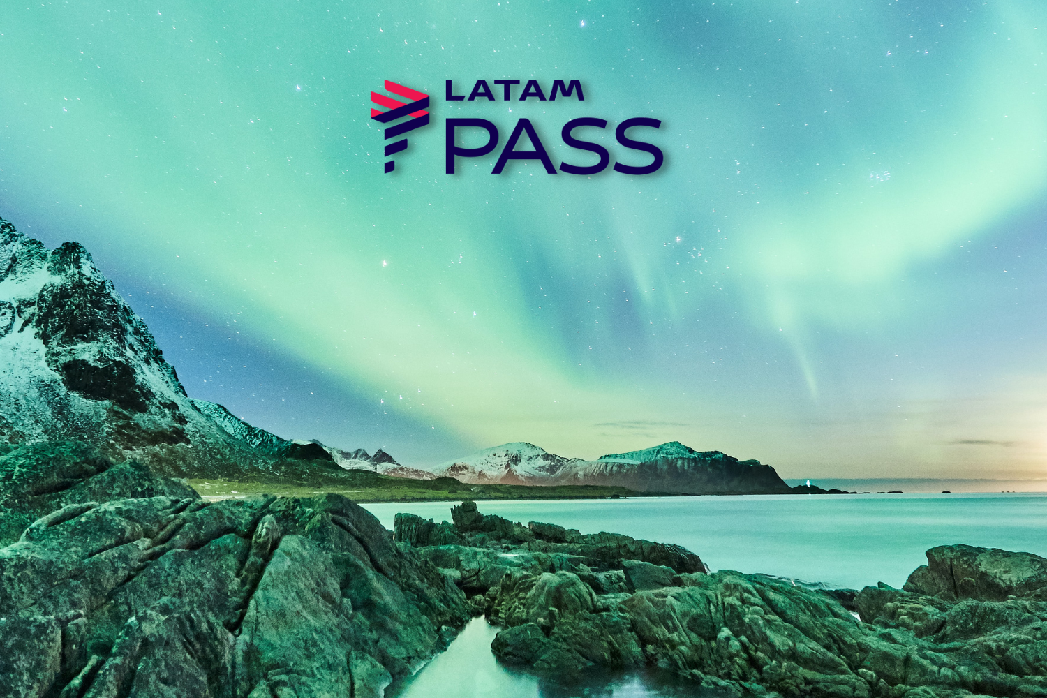 aurora boreal no céu com logo Latam Pass