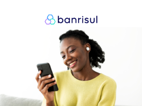 mulher negra utilizando o celular com logo Banrisul