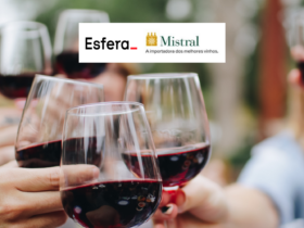 pessoas brindando taças de vinho com logo Esfera com Mistral