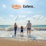 Família em frente a uma praia com logo Smiles e Esfera