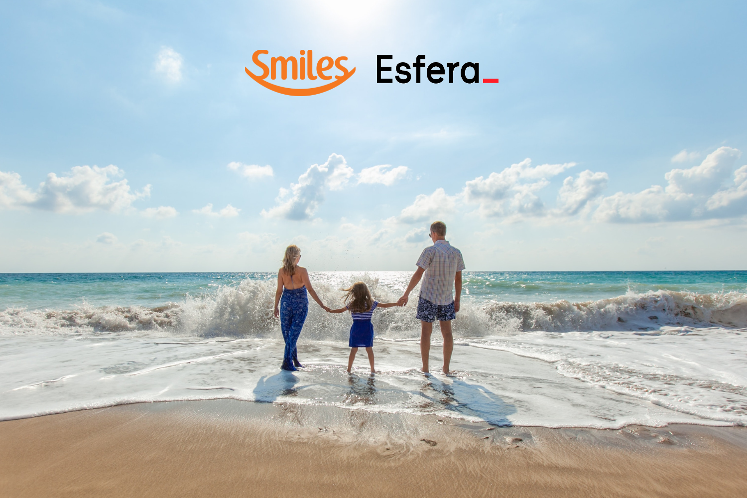Família em frente a uma praia com logo Smiles e Esfera