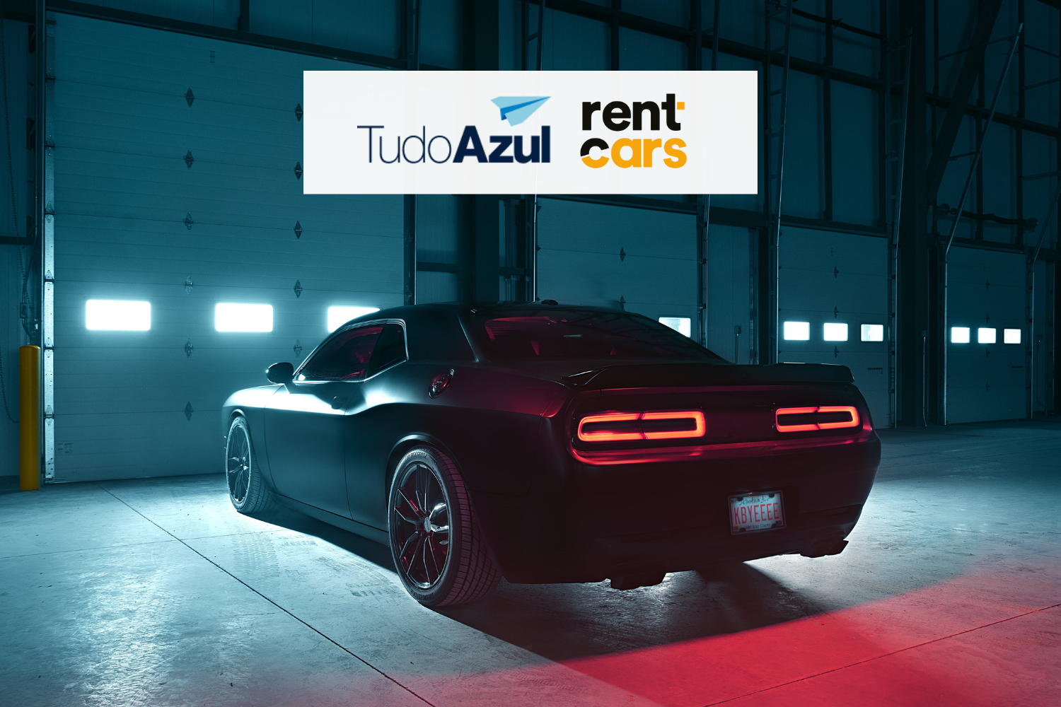 carro com faróis vermelhos com logo TudoAzul e RentCars