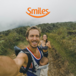 Família sorrindo em lugar com neblina com logo Smiles